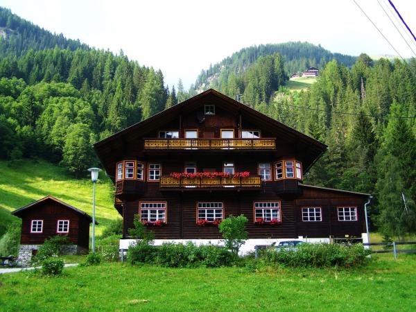 alpine chalet-photo credit: https://pixabay.com/en/alpine-house-chalet-austria-841025